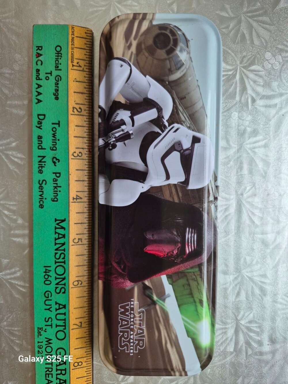 STAR WARS , THE FORCE AWAKENS COFFRE À CRAYON en métal, inclus 3 stylo, 1 crayon